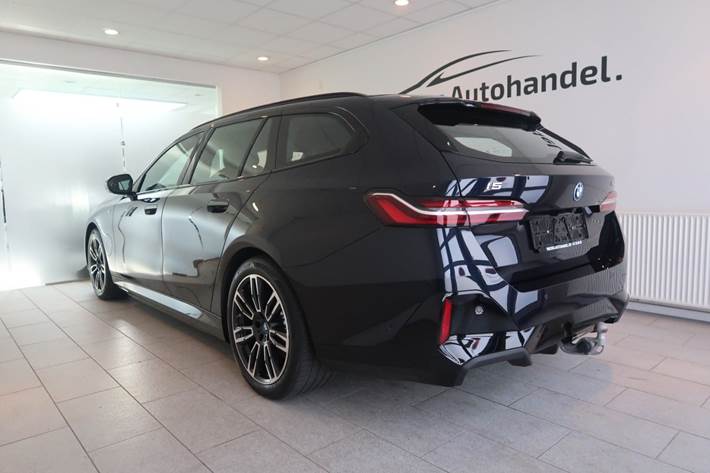 Sort BMW i5 fra 2025