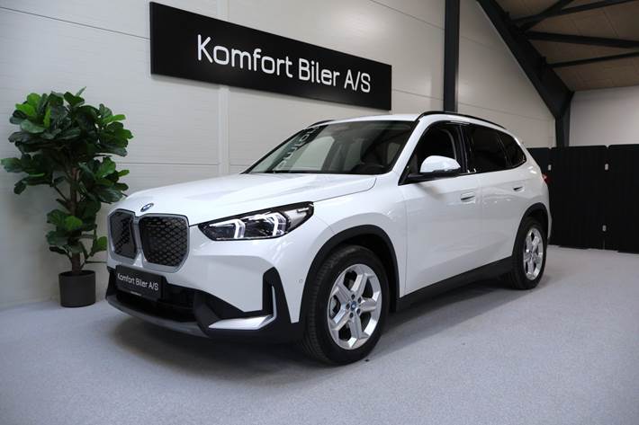 Hvid BMW iX1 fra 2025