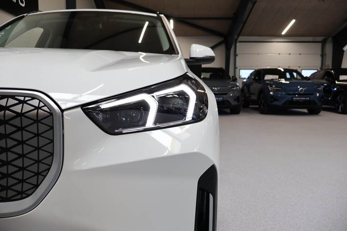 Hvid BMW iX1 fra 2025
