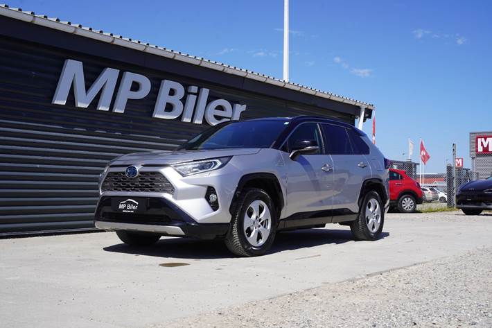 Sølv Toyota RAV4 fra 2020