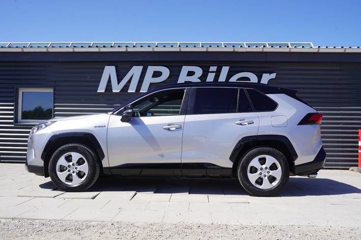 Sølv Toyota RAV4 fra 2020