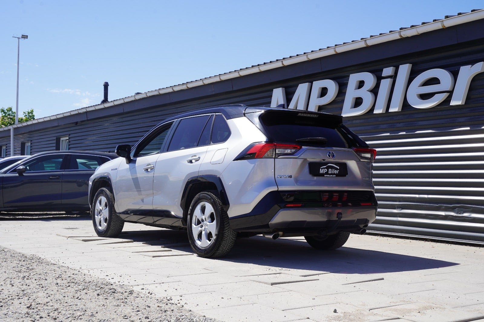 Sølv Toyota RAV4 fra 2020