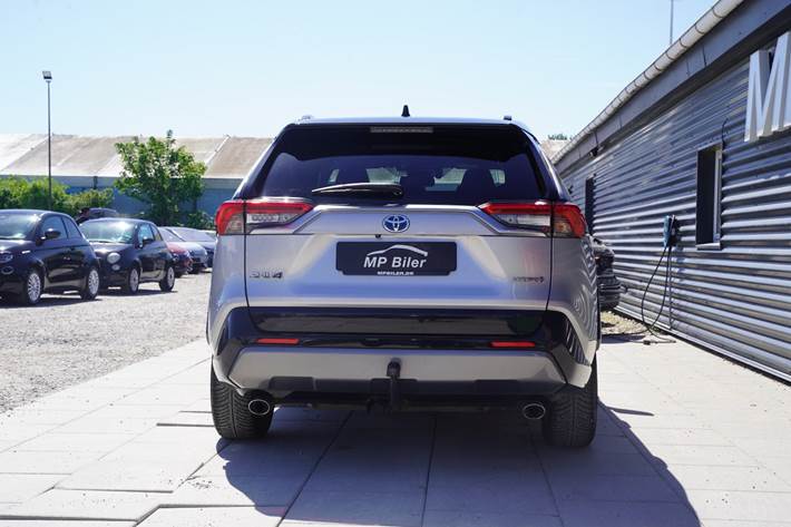 Sølv Toyota RAV4 fra 2020