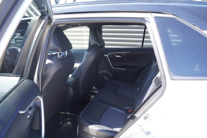 Sølv Toyota RAV4 fra 2020