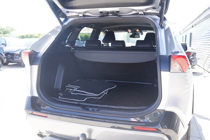 Sølv Toyota RAV4 fra 2020