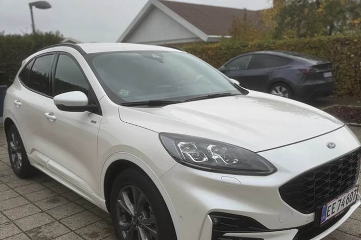 Hvid Ford Kuga fra 2020 set udefra