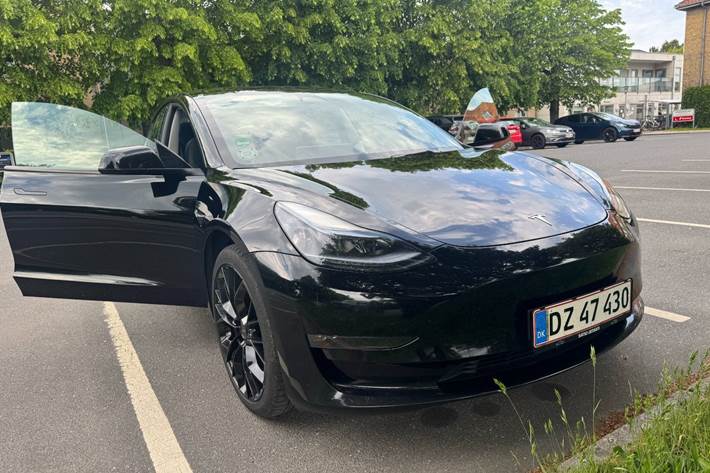 Sort Tesla Model 3 fra 2023