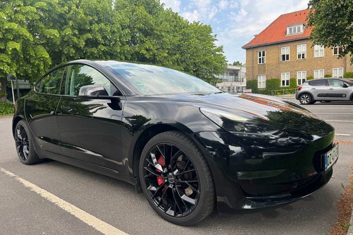Sort Tesla Model 3 fra 2023