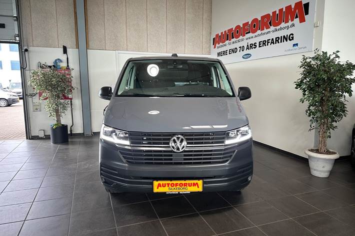 Grå VW Transporter fra 2023