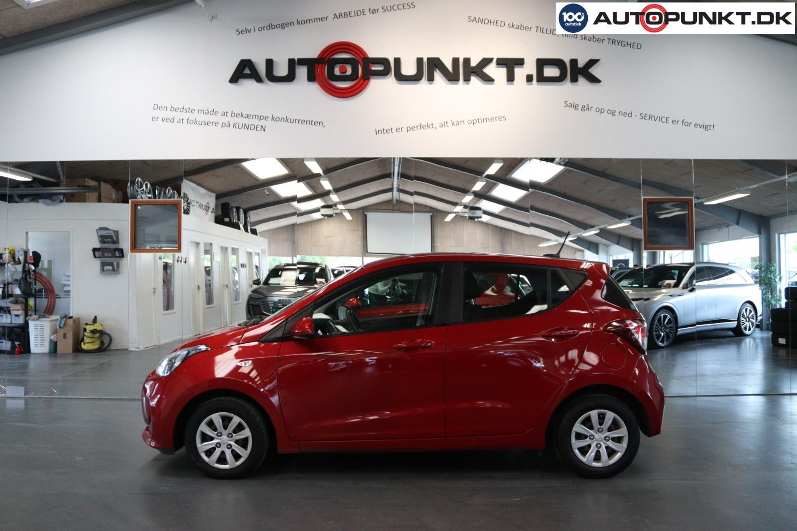 Rød Hyundai i10 fra 2017