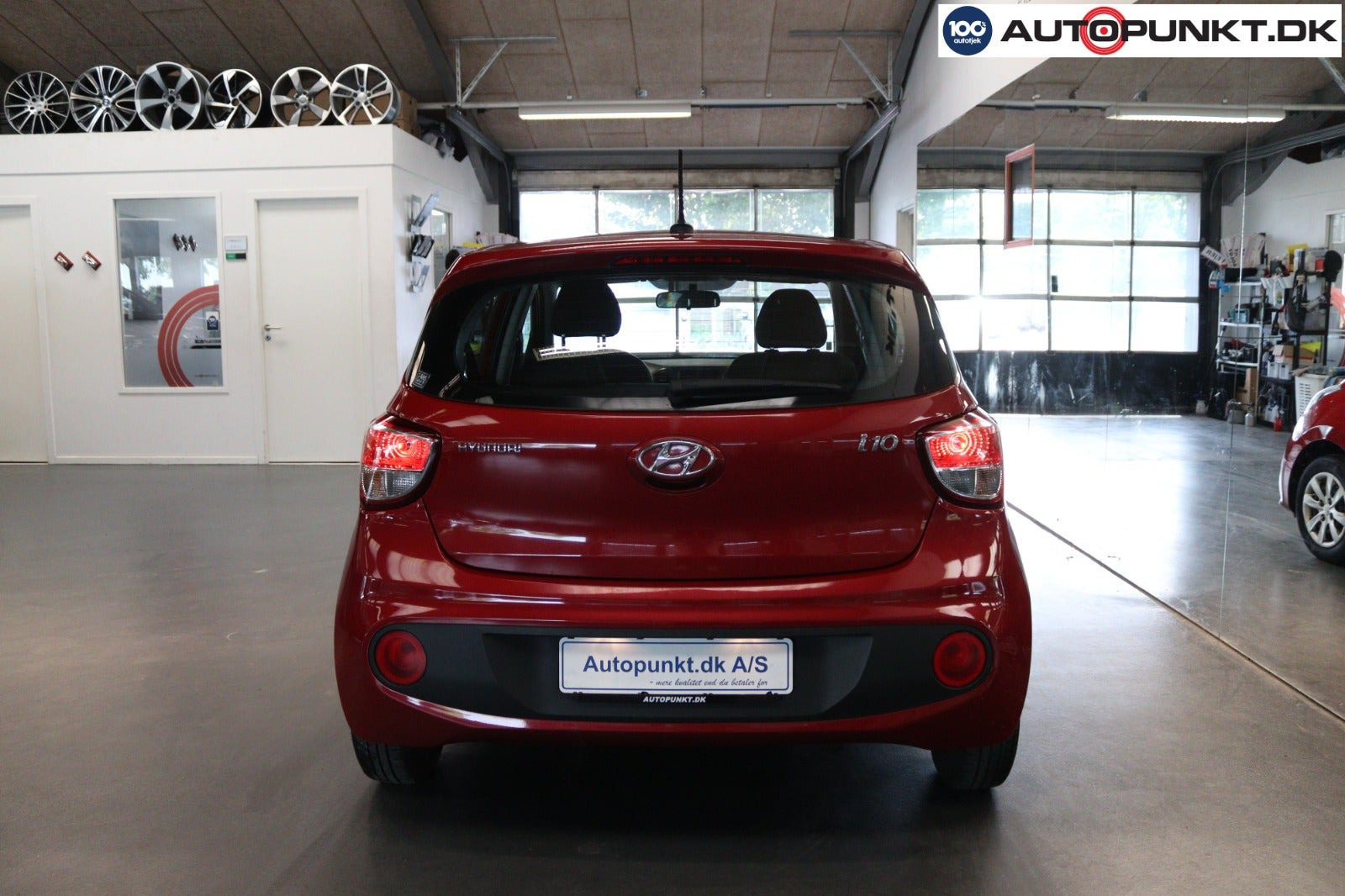 Rød Hyundai i10 fra 2017