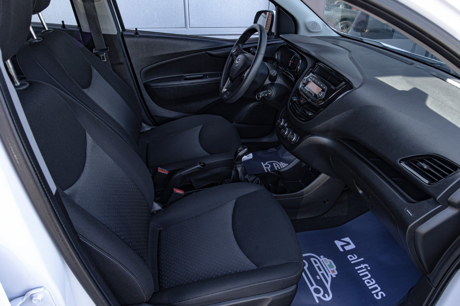 Hvid Opel Karl fra 2016