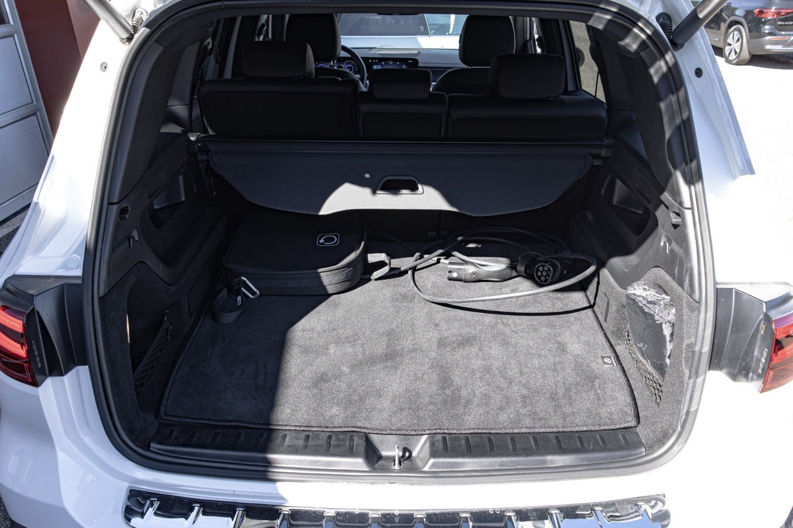 Hvid Mercedes EQB250+ fra 2024
