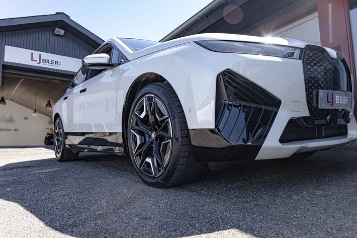 Hvid BMW iX fra 2023