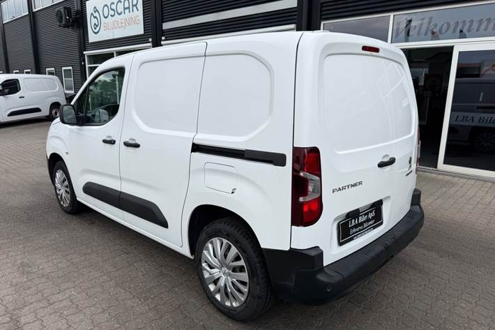 Hvid Peugeot Partner fra 2021