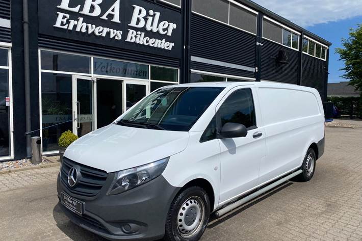 Hvid Mercedes Vito 114 fra 2022