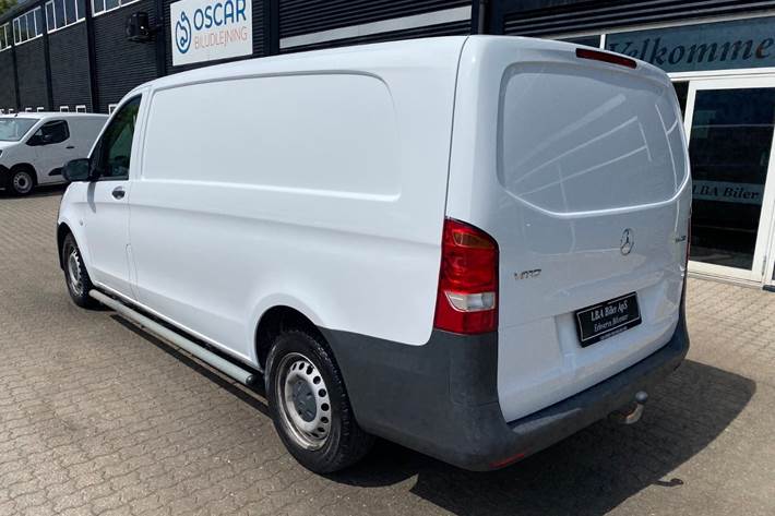 Hvid Mercedes Vito 114 fra 2022