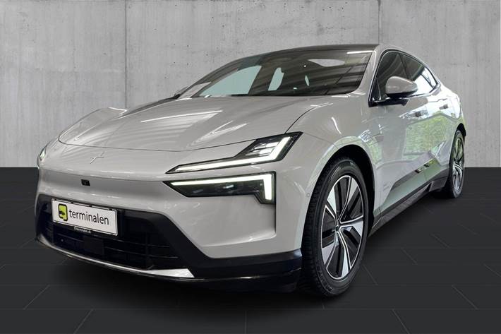 Grå Polestar 4 fra 2024 set udefra