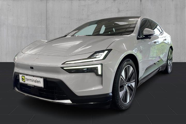 Grå Polestar 4 fra 2024 set udefra