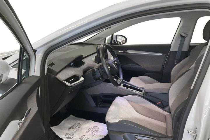 Hvid Skoda Enyaq fra 2022