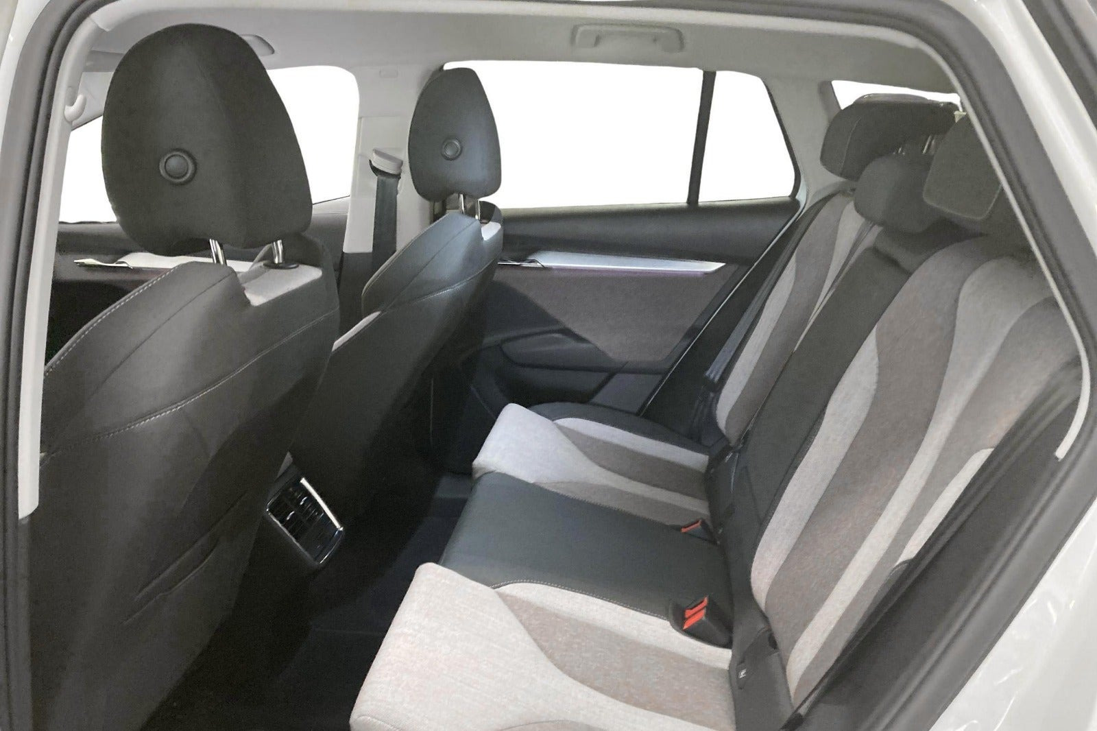 Hvid Skoda Enyaq fra 2022