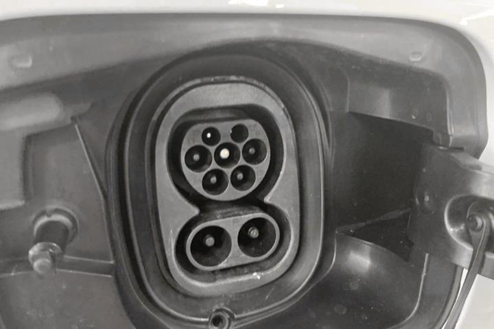 Hvid Skoda Enyaq fra 2022