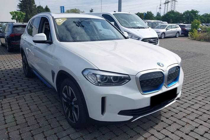 Hvid BMW iX3 fra 2021 set udefra