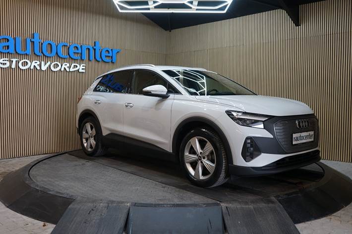 Hvid Audi Q4 e-tron fra 2023 set udefra
