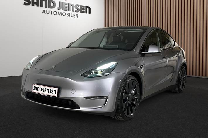 Grå Tesla Model Y fra 2024 set udefra
