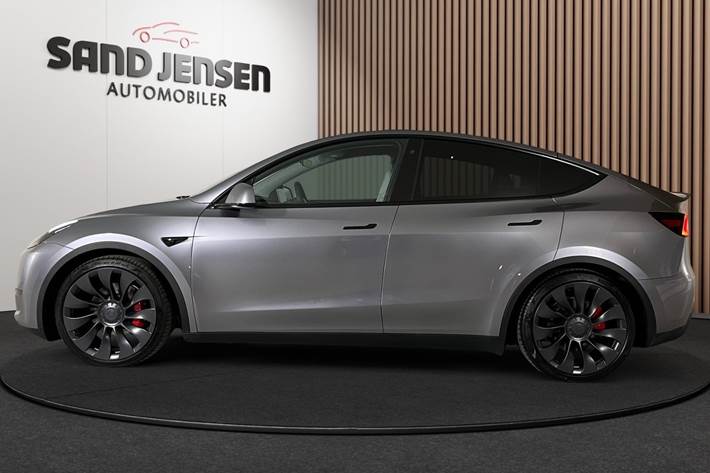 Grå Tesla Model Y fra 2024