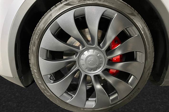 Grå Tesla Model Y fra 2024