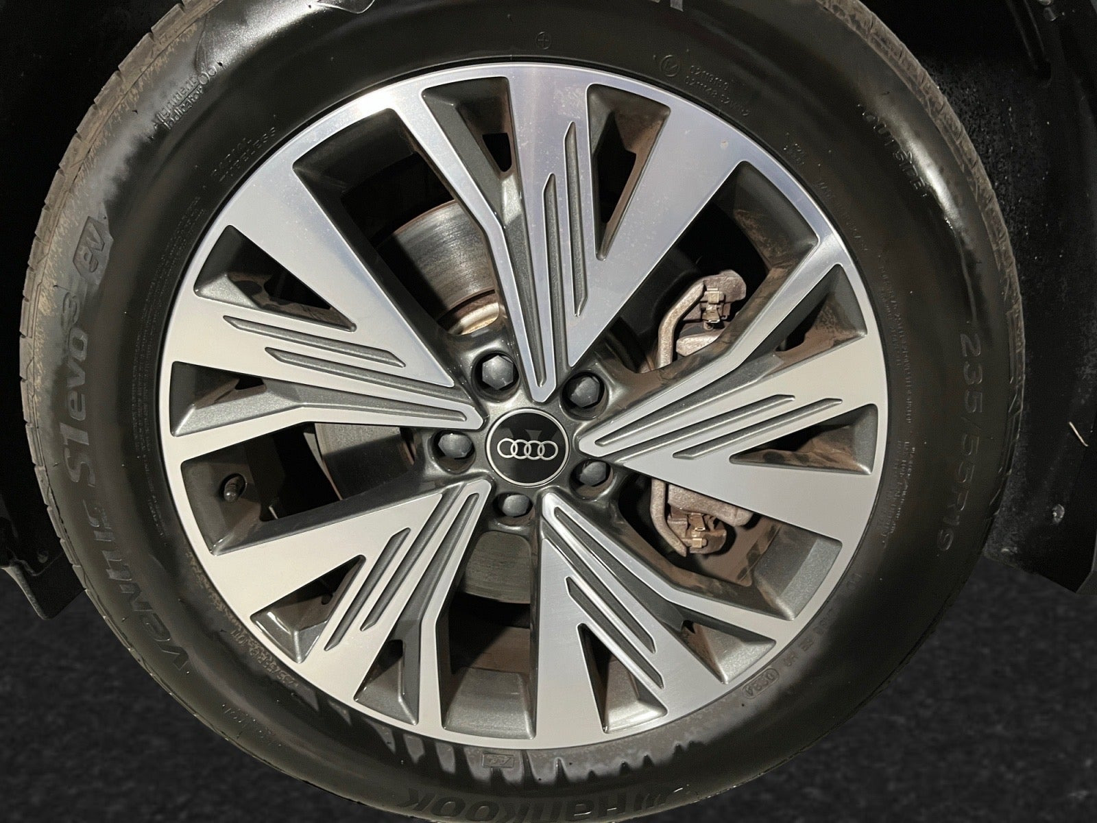 Hvid Audi Q4 e-tron fra 2024