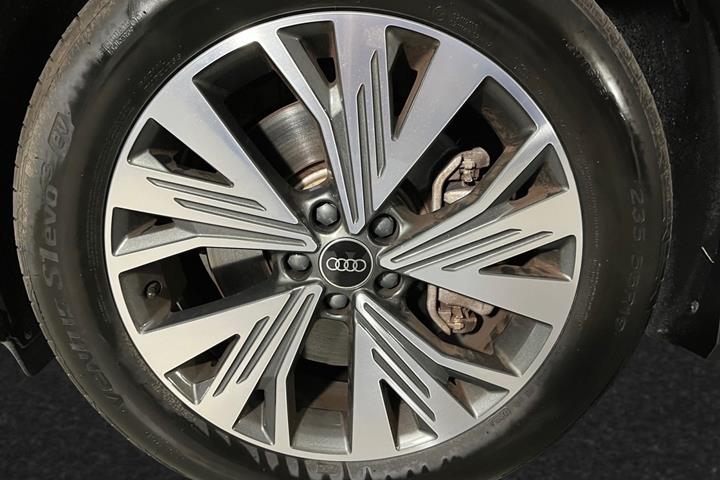 Hvid Audi Q4 e-tron fra 2024