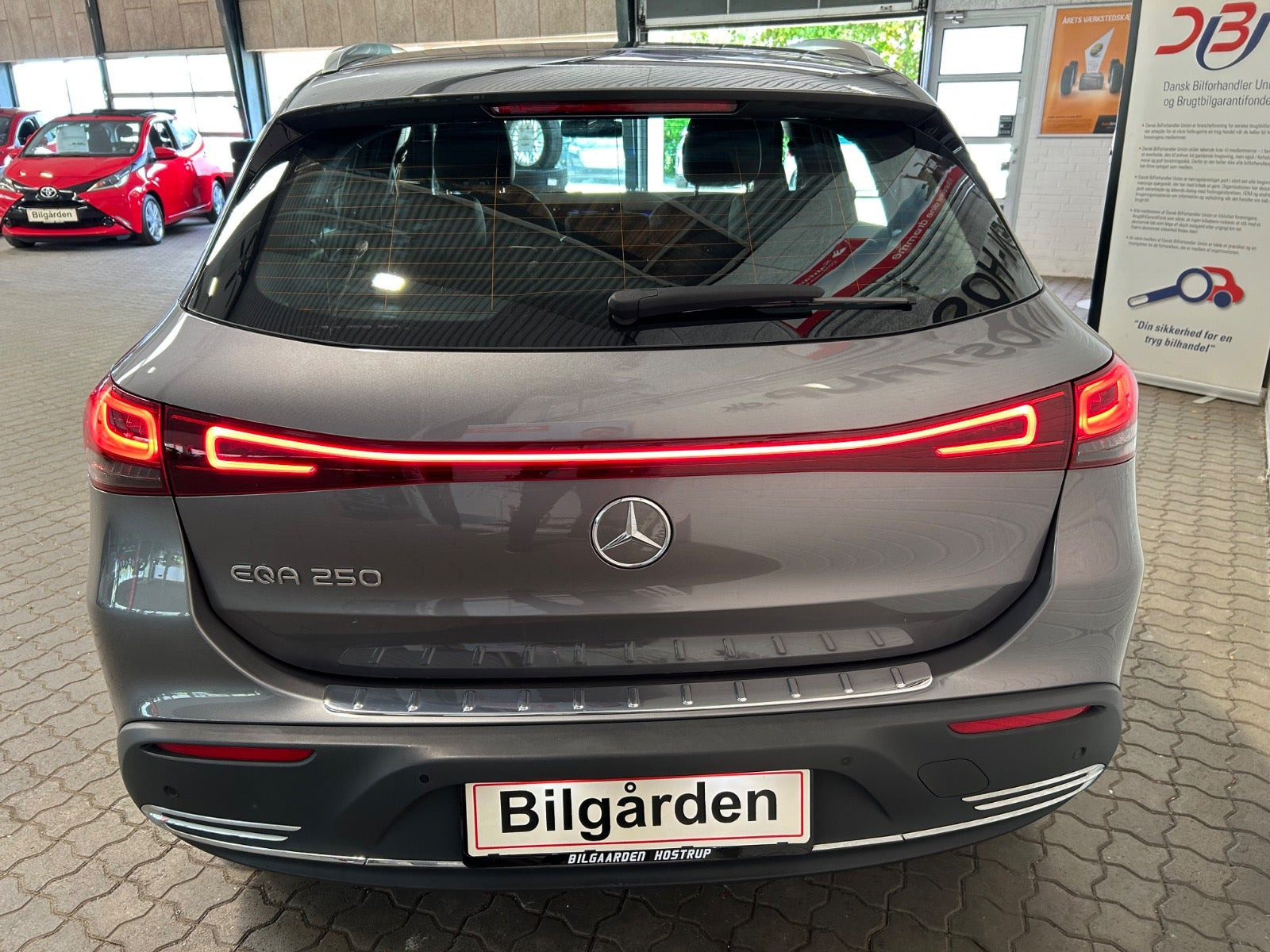 Grå Mercedes EQA250 fra 2023