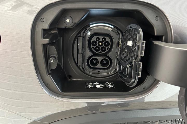 Grå Mercedes EQA250 fra 2023