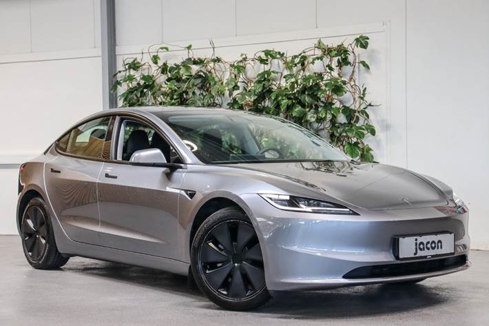 Sølv Tesla Model 3 fra 2024