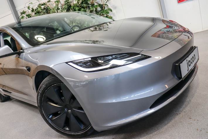Sølv Tesla Model 3 fra 2024