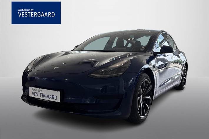 Blå Tesla Model 3 fra 2022