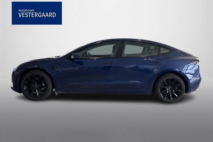 Blå Tesla Model 3 fra 2022