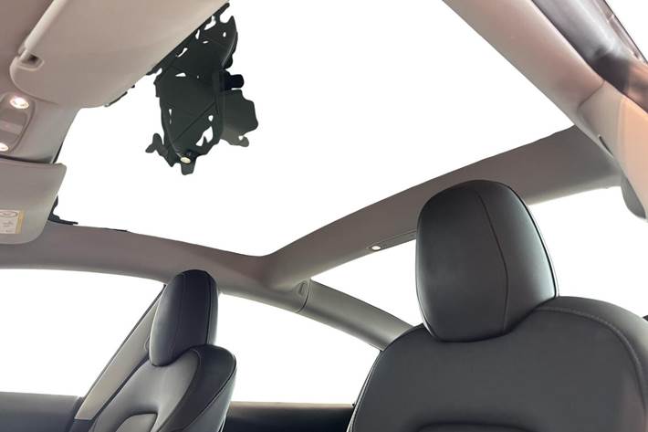 Blå Tesla Model 3 fra 2022