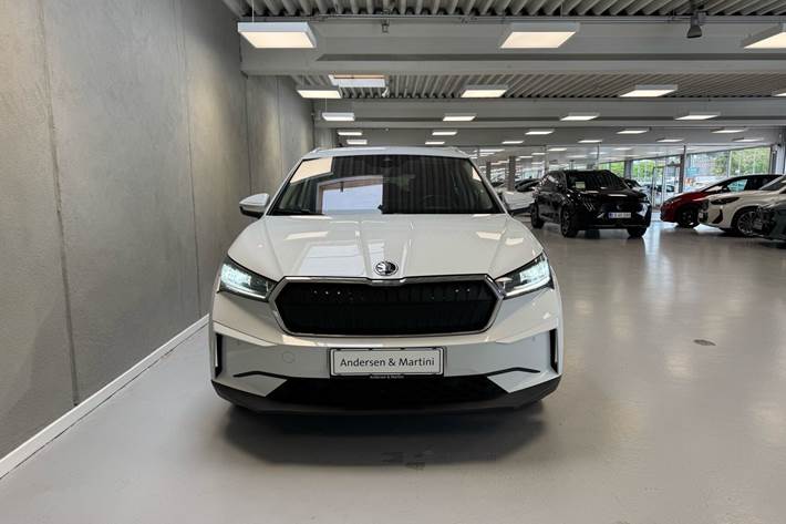 Hvid Skoda Enyaq fra 2023