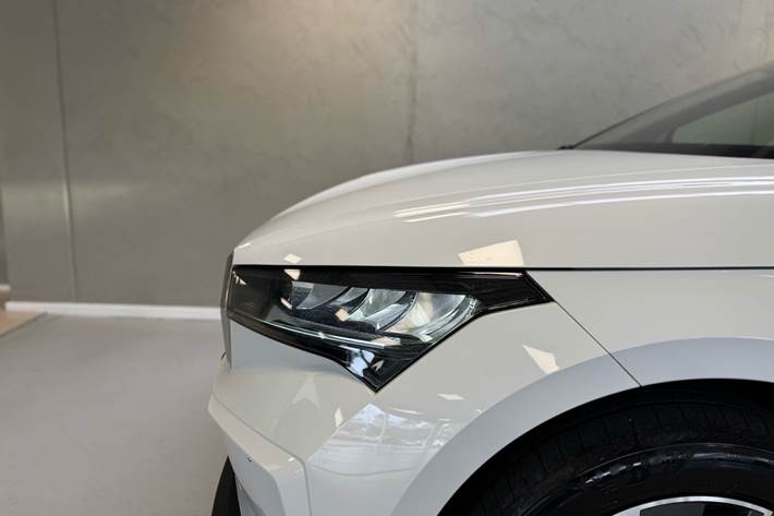 Hvid Skoda Enyaq fra 2023