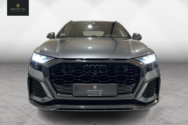 Grå Audi RS Q8 fra 2020 set udefra