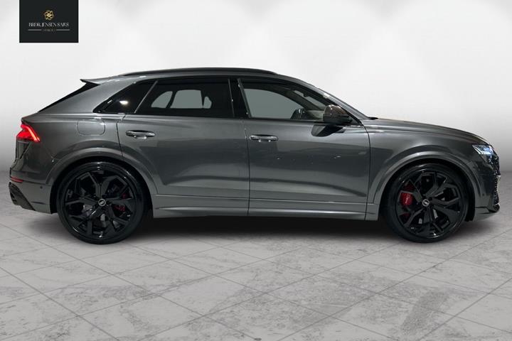 Grå Audi RS Q8 fra 2020