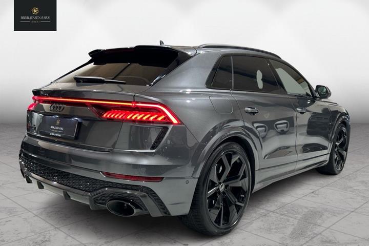 Grå Audi RS Q8 fra 2020