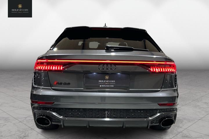 Grå Audi RS Q8 fra 2020 set udefra