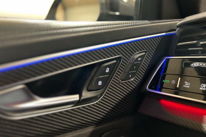 Grå Audi RS Q8 fra 2020
