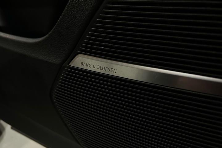 Grå Audi RS Q8 fra 2020