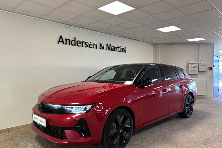 Rød Opel Astra-e fra 2024 set udefra