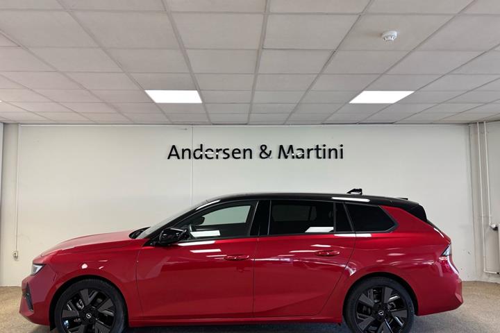 Rød Opel Astra-e fra 2024